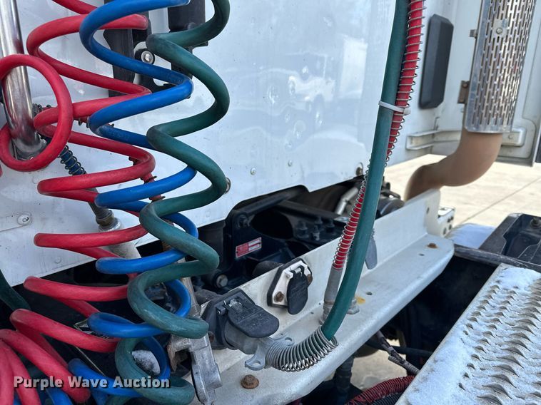 image for item LO9371 2016 Peterbilt 579  semi truck