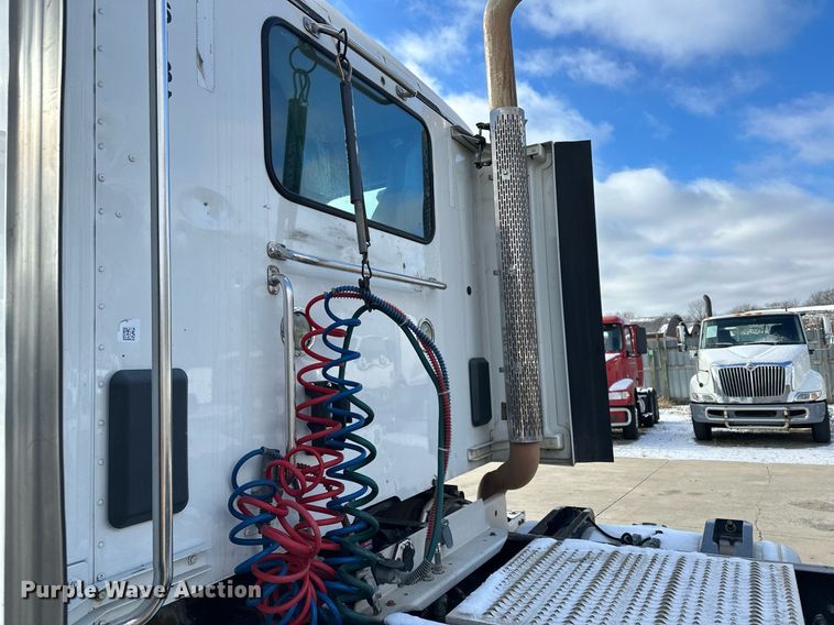 image for item LO9371 2016 Peterbilt 579  semi truck