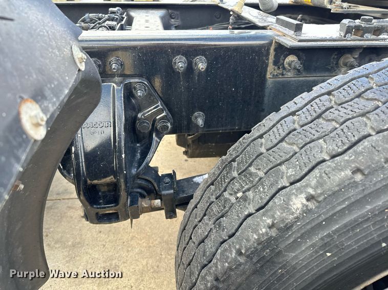 image for item LO9371 2016 Peterbilt 579  semi truck