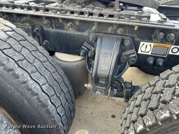 image for item LO9371 2016 Peterbilt 579  semi truck