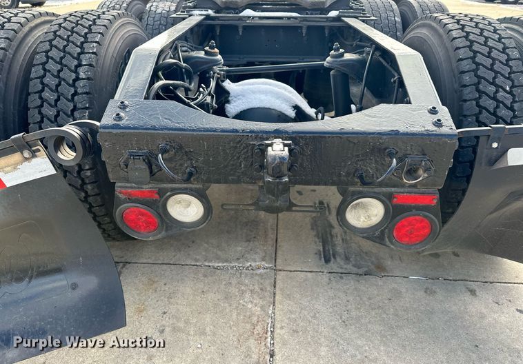 image for item LO9371 2016 Peterbilt 579  semi truck