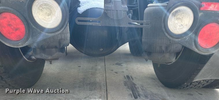 image for item LO9371 2016 Peterbilt 579  semi truck