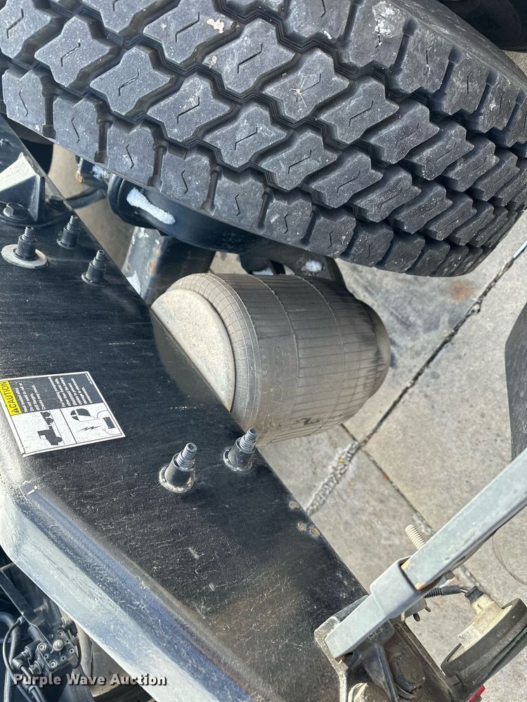 image for item LO9371 2016 Peterbilt 579  semi truck