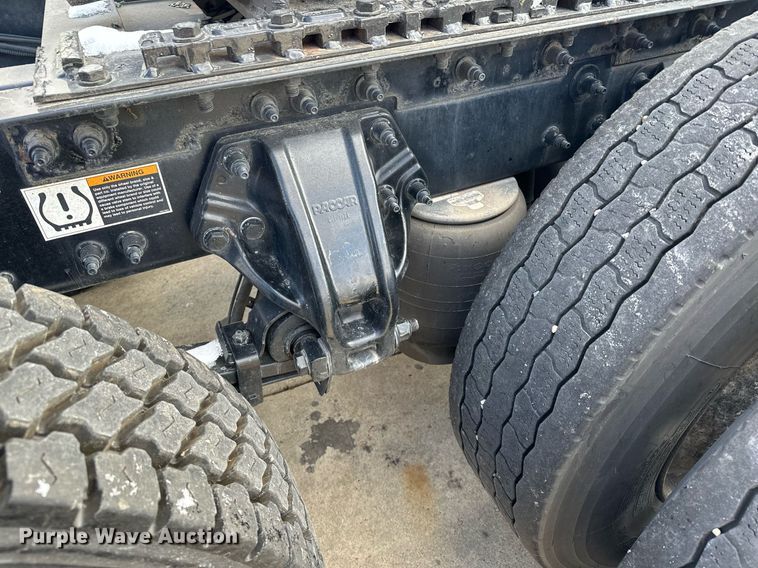 image for item LO9371 2016 Peterbilt 579  semi truck