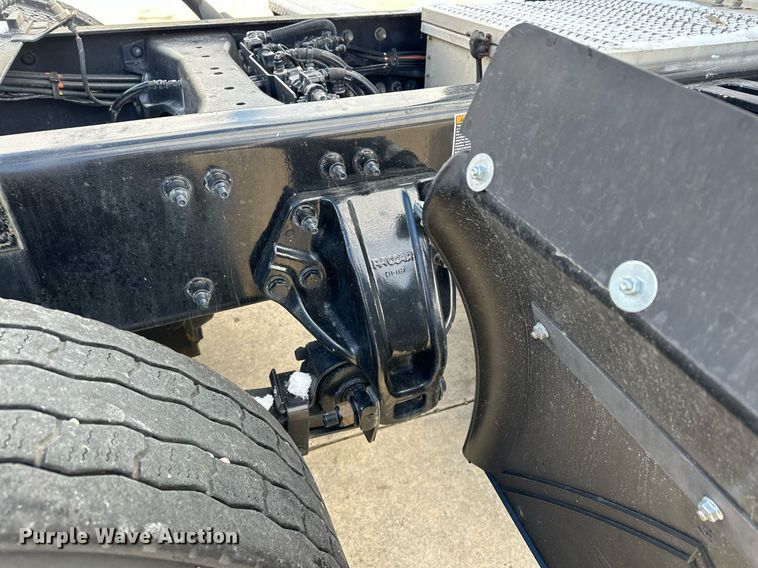 image for item LO9371 2016 Peterbilt 579  semi truck