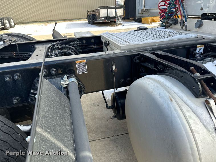 image for item LO9371 2016 Peterbilt 579  semi truck