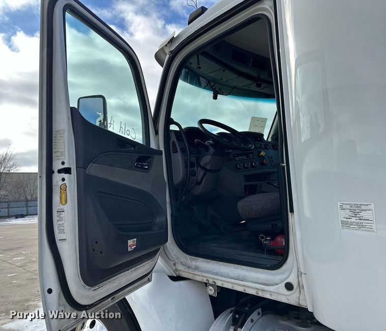 image for item LO9371 2016 Peterbilt 579  semi truck