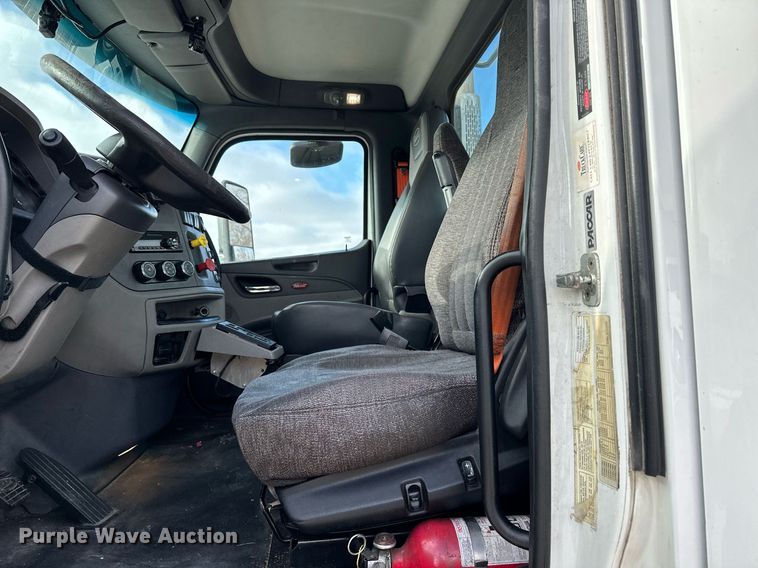 image for item LO9371 2016 Peterbilt 579  semi truck