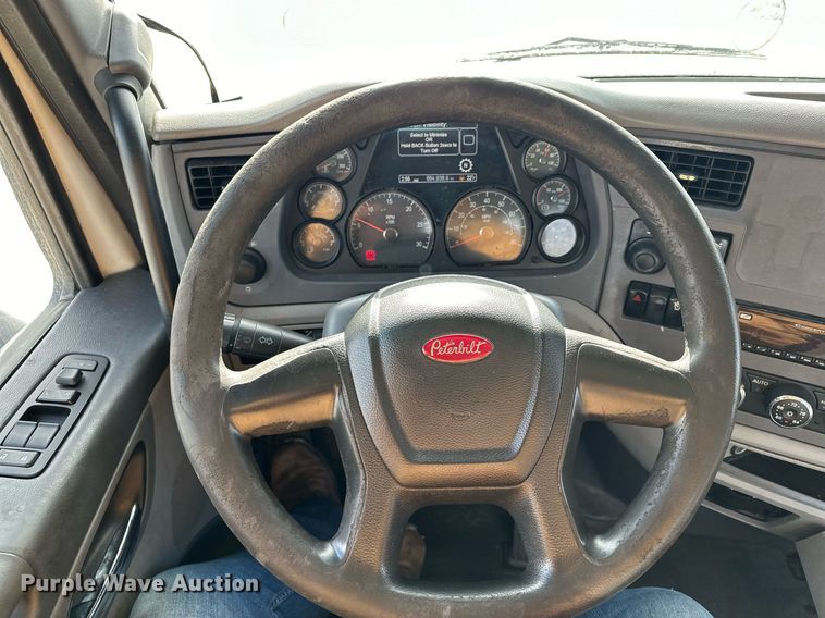 image for item LO9371 2016 Peterbilt 579  semi truck