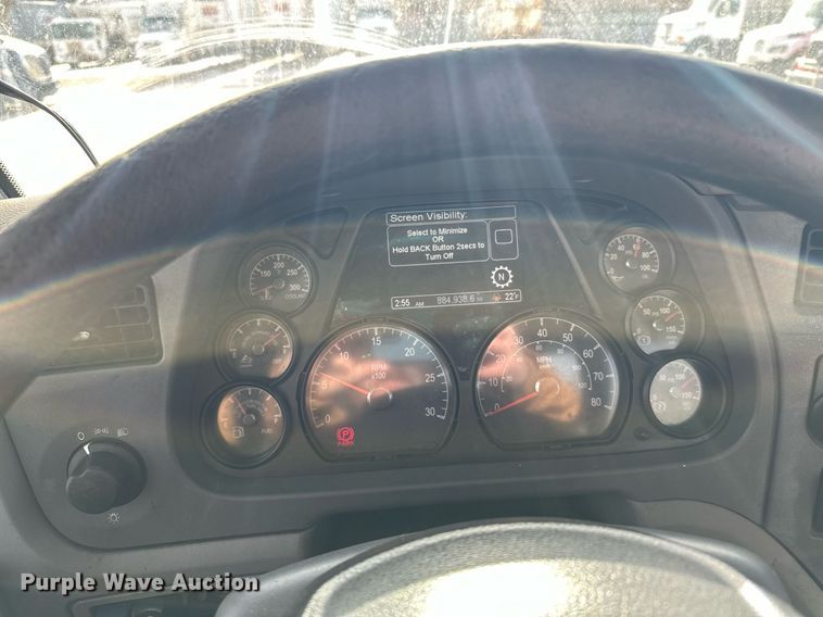 image for item LO9371 2016 Peterbilt 579  semi truck