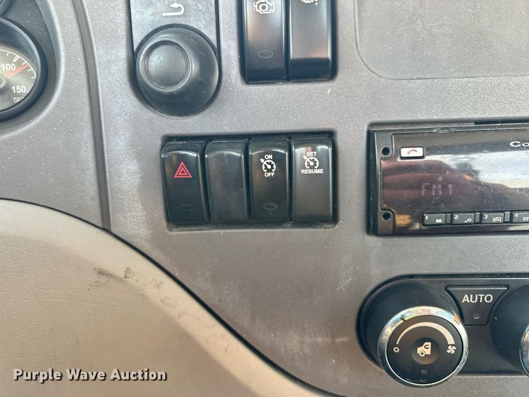 image for item LO9371 2016 Peterbilt 579  semi truck