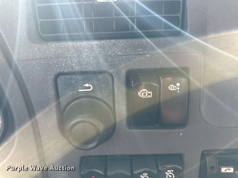 image for item LO9371 2016 Peterbilt 579  semi truck