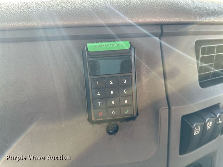 image for item LO9371 2016 Peterbilt 579  semi truck