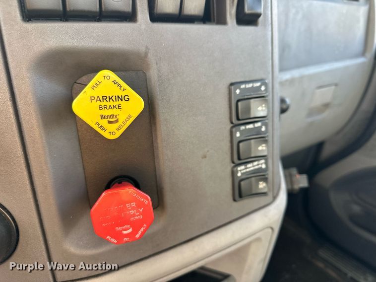 image for item LO9371 2016 Peterbilt 579  semi truck