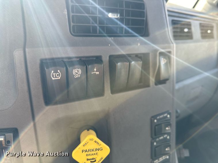 image for item LO9371 2016 Peterbilt 579  semi truck