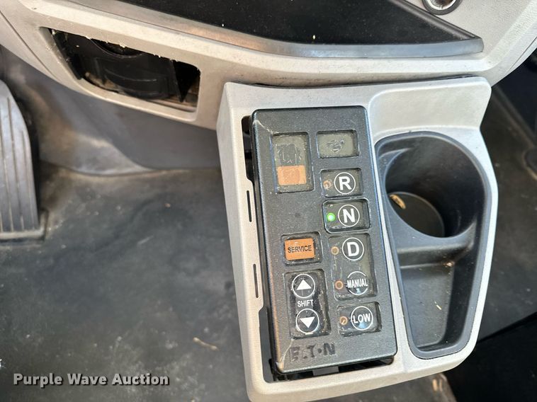 image for item LO9371 2016 Peterbilt 579  semi truck