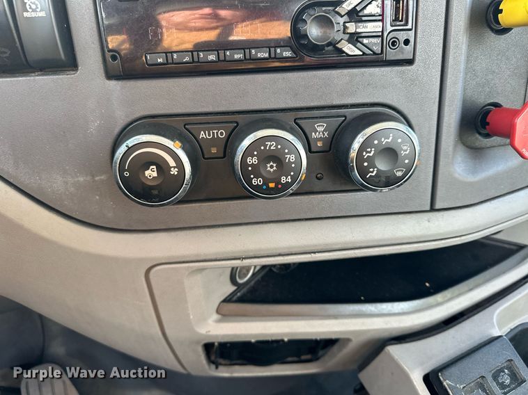 image for item LO9371 2016 Peterbilt 579  semi truck