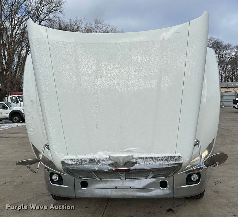 image for item LO9371 2016 Peterbilt 579  semi truck