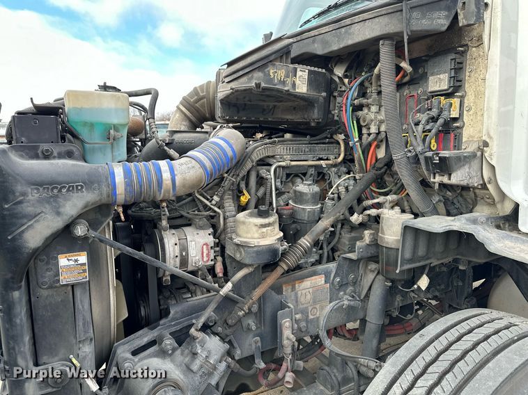 image for item LO9371 2016 Peterbilt 579  semi truck