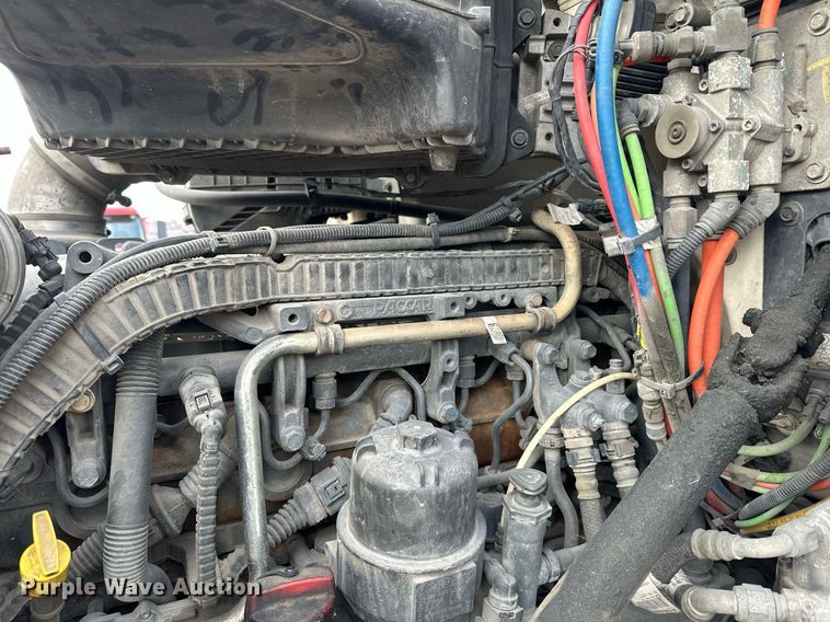 image for item LO9371 2016 Peterbilt 579  semi truck