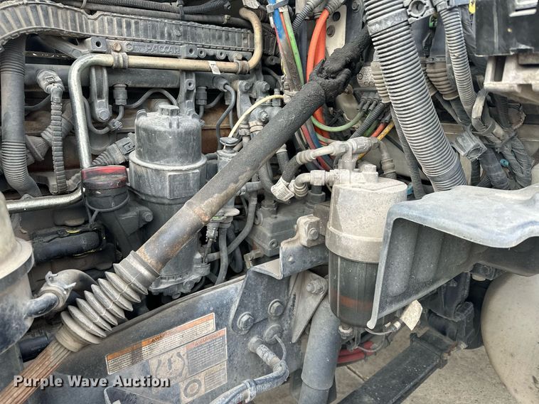 image for item LO9371 2016 Peterbilt 579  semi truck