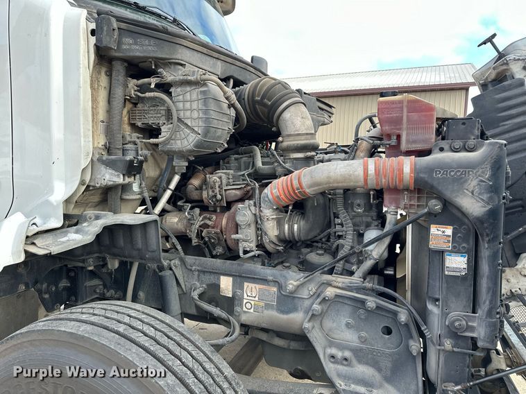 image for item LO9371 2016 Peterbilt 579  semi truck