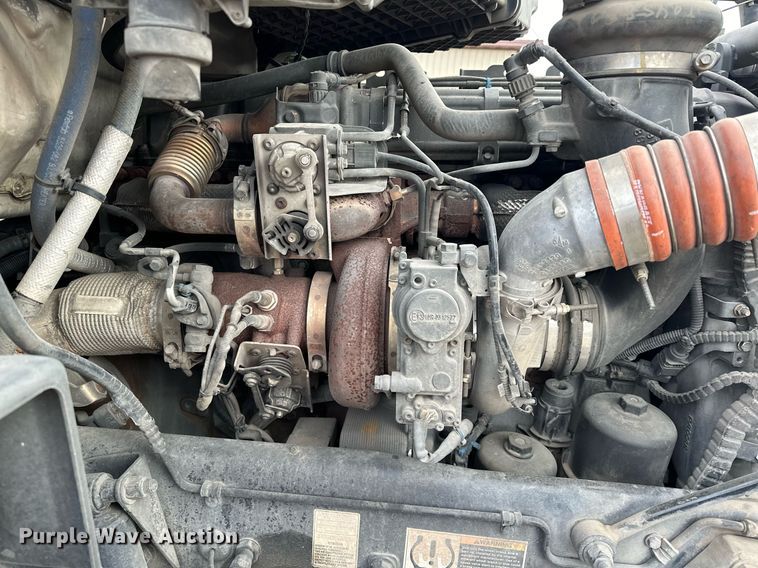 image for item LO9371 2016 Peterbilt 579  semi truck