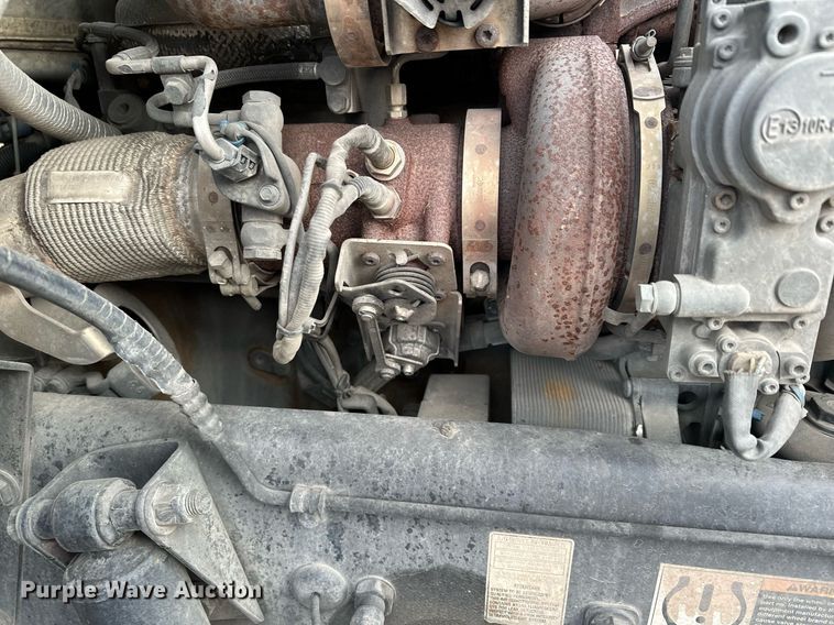 image for item LO9371 2016 Peterbilt 579  semi truck