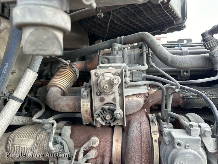 image for item LO9371 2016 Peterbilt 579  semi truck