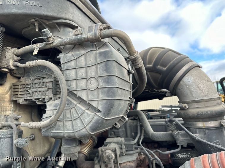 image for item LO9371 2016 Peterbilt 579  semi truck