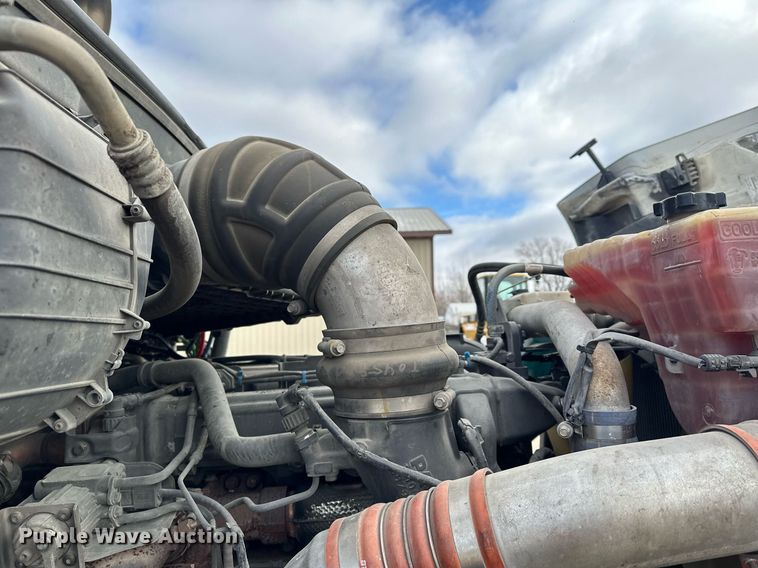 image for item LO9371 2016 Peterbilt 579  semi truck