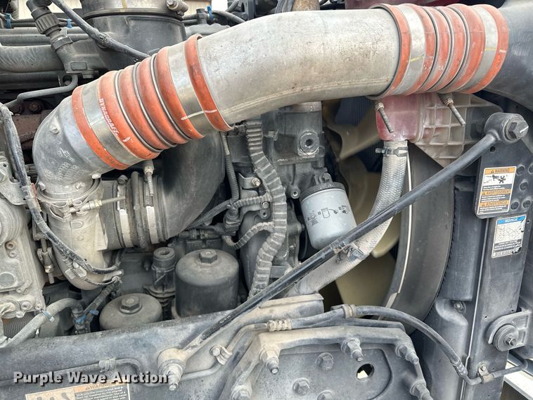 image for item LO9371 2016 Peterbilt 579  semi truck