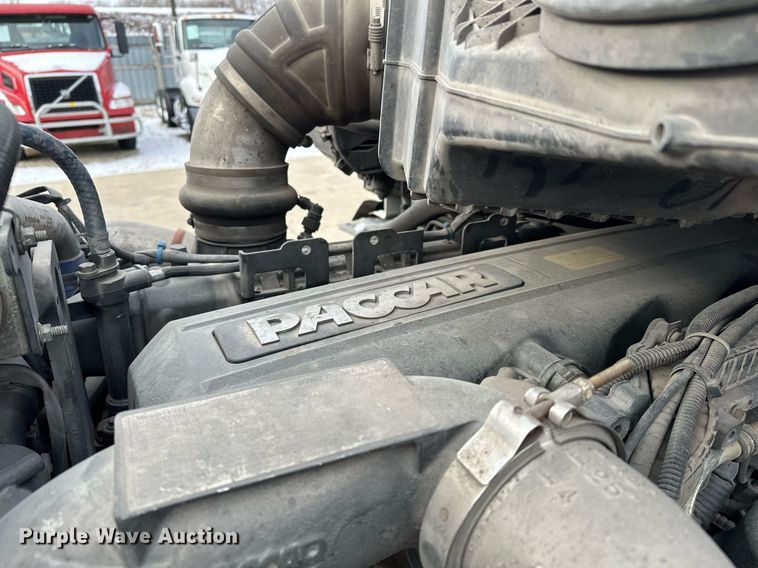 image for item LO9371 2016 Peterbilt 579  semi truck