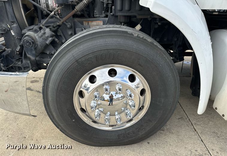 image for item LO9371 2016 Peterbilt 579  semi truck