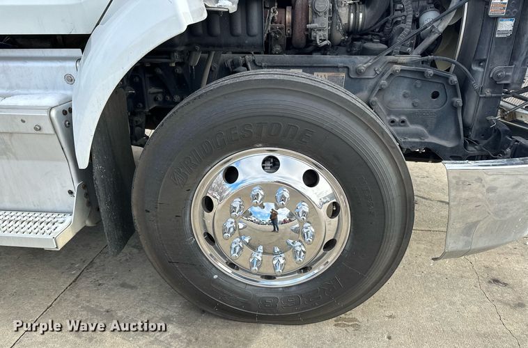 image for item LO9371 2016 Peterbilt 579  semi truck