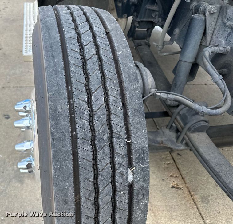 image for item LO9371 2016 Peterbilt 579  semi truck