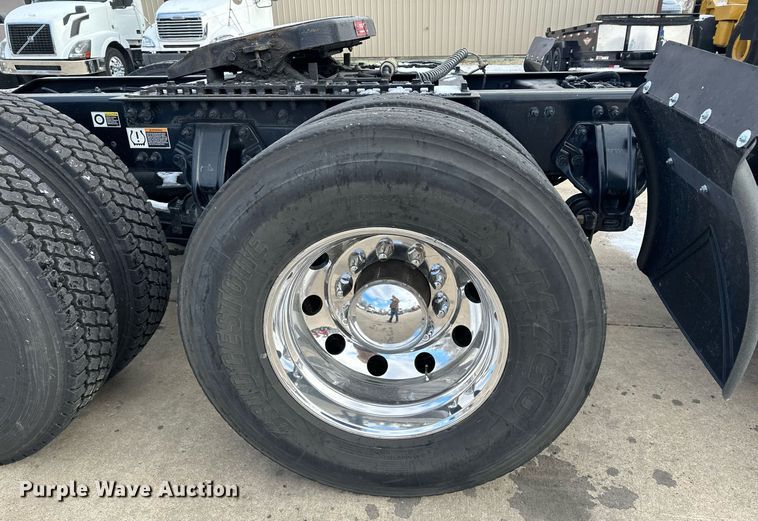 image for item LO9371 2016 Peterbilt 579  semi truck