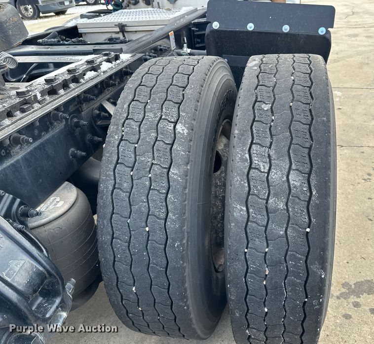 image for item LO9371 2016 Peterbilt 579  semi truck