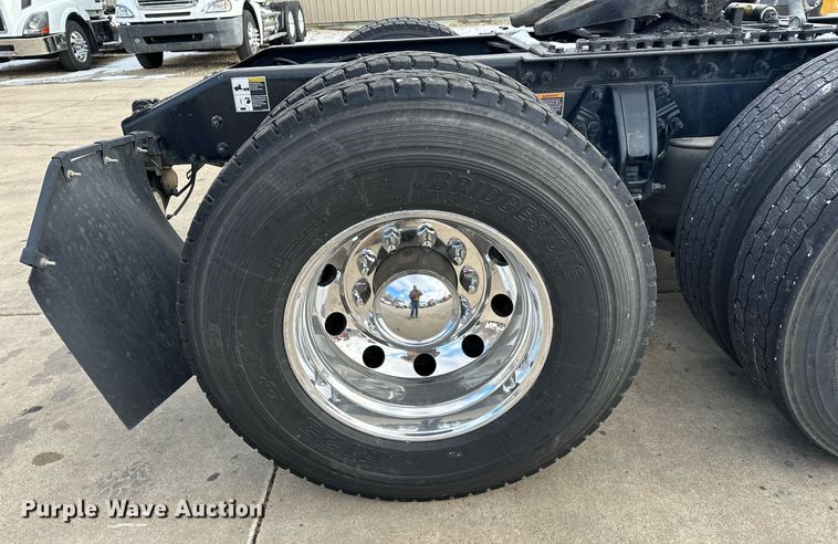 image for item LO9371 2016 Peterbilt 579  semi truck