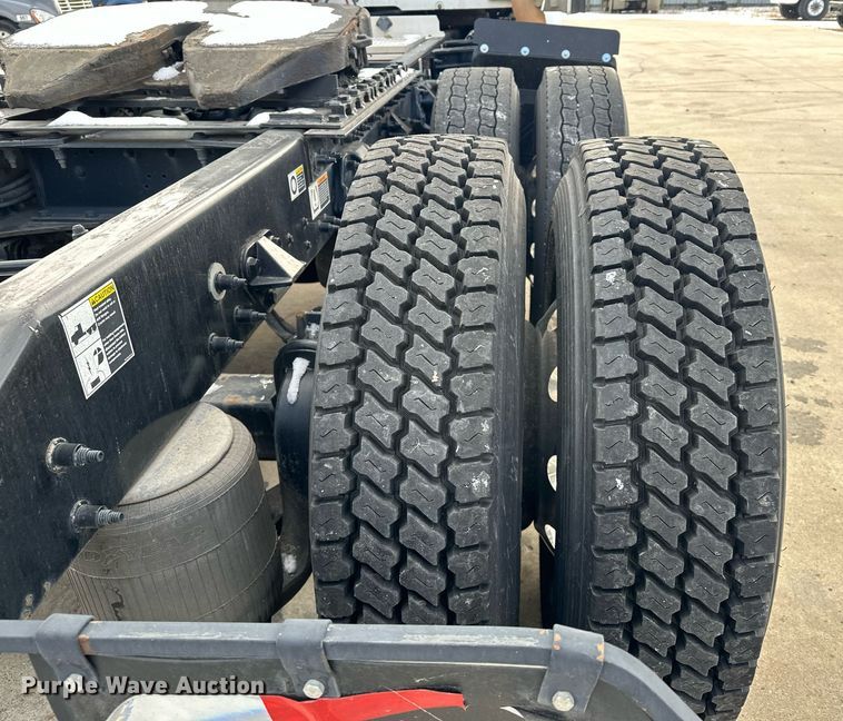 image for item LO9371 2016 Peterbilt 579  semi truck