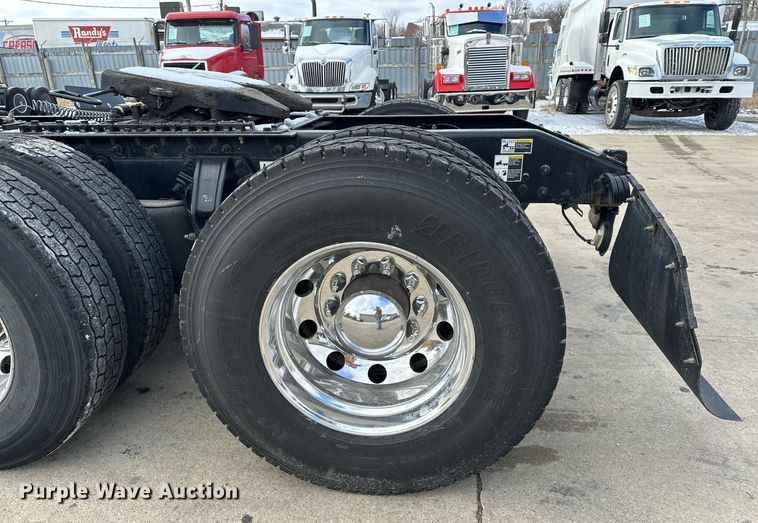 image for item LO9371 2016 Peterbilt 579  semi truck