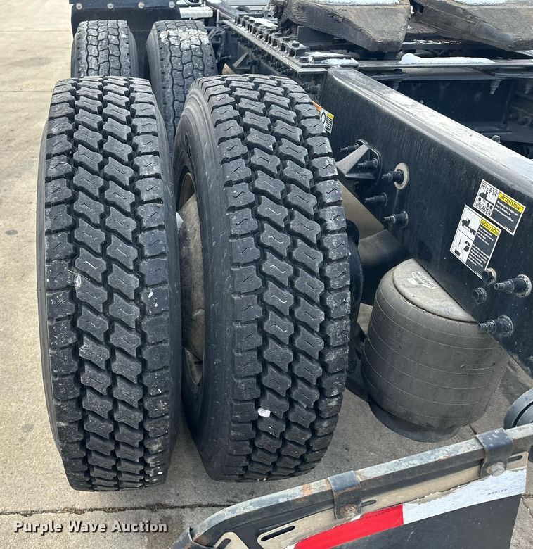 image for item LO9371 2016 Peterbilt 579  semi truck