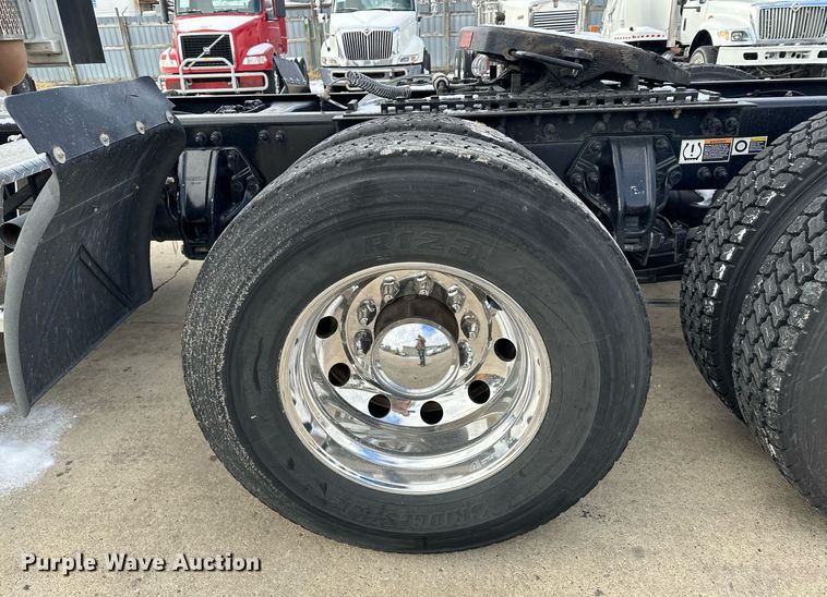 image for item LO9371 2016 Peterbilt 579  semi truck