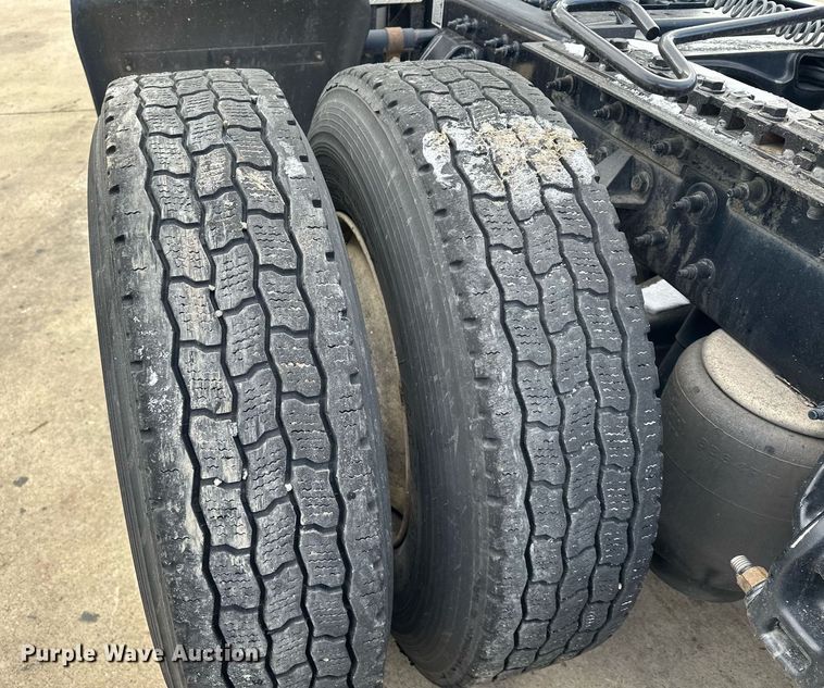 image for item LO9371 2016 Peterbilt 579  semi truck