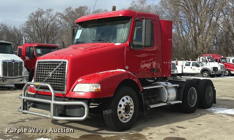 image for item LO9372 2007 Volvo VN  semi truck