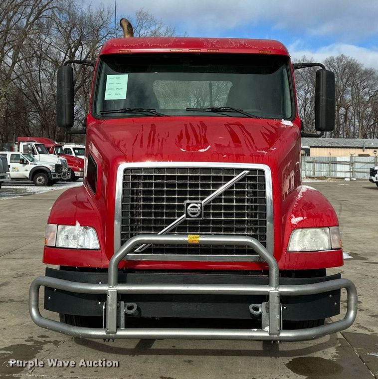 image for item LO9372 2007 Volvo VN  semi truck