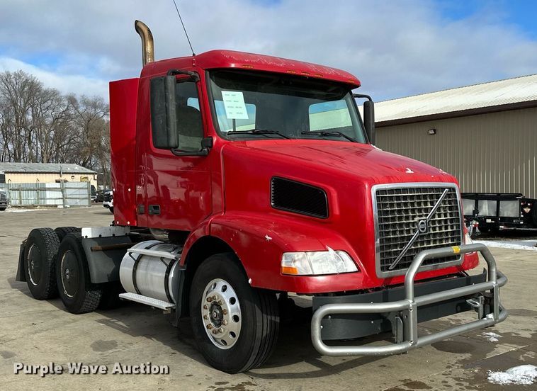image for item LO9372 2007 Volvo VN  semi truck