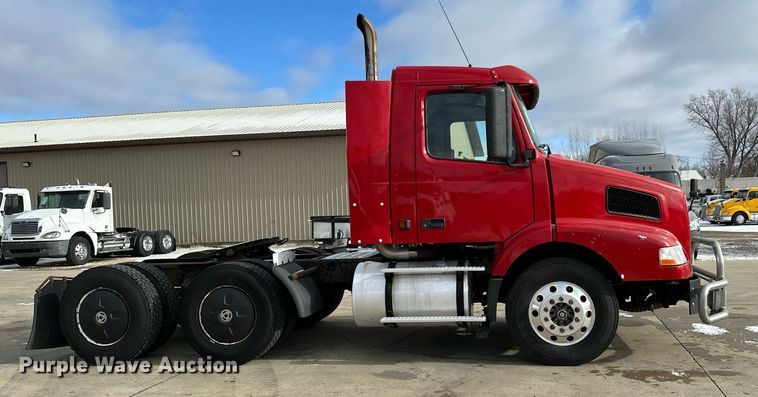 image for item LO9372 2007 Volvo VN  semi truck