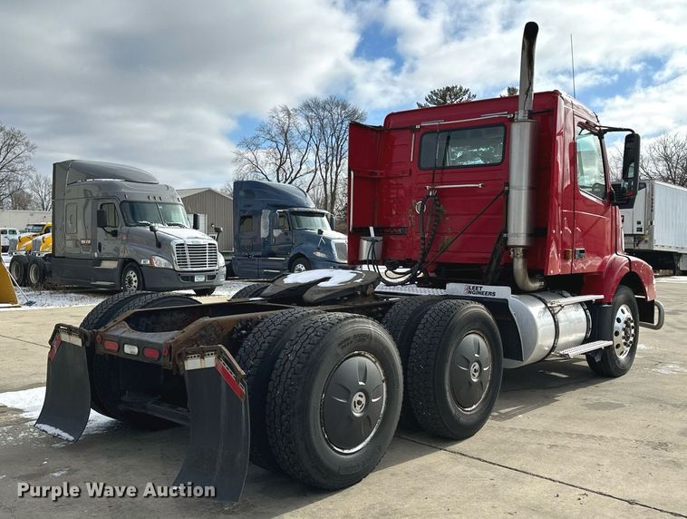 image for item LO9372 2007 Volvo VN  semi truck