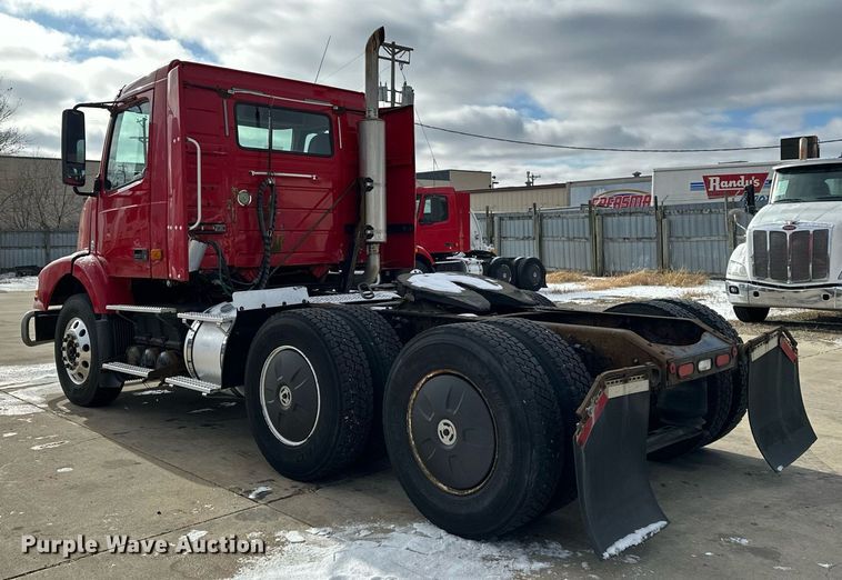 image for item LO9372 2007 Volvo VN  semi truck